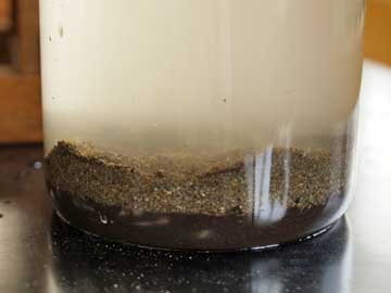 さらに砂を入れる